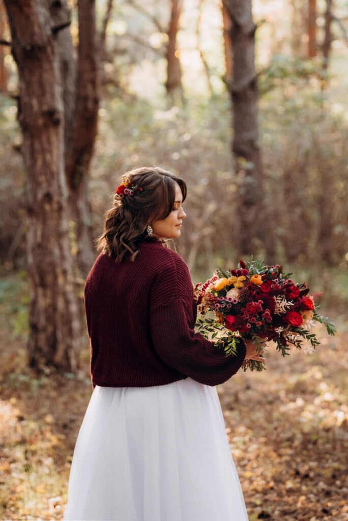 Hochzeit im Herbst: Tipps für Planung, Location und Dekoration 10 Passendes Outfit und Blumen für eine Hochzeit im Wald - Herbsthochzeit