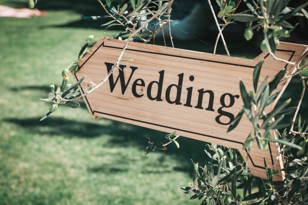 Heiraten in den Bergen: Tipps für eure Berghochzeit in den Alpen 3 Deko Gartenhochzeit Schild Wedding scaled 1 - heiraten in den Bergen,Berghochzeit,Alpen,Alpenhochzeit