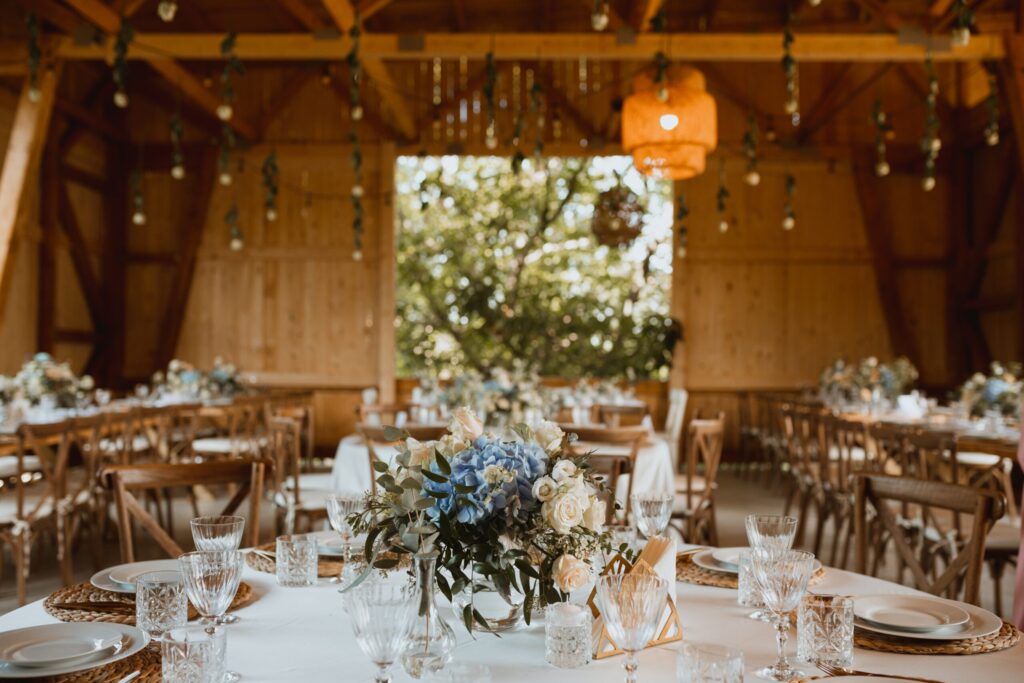 Hochzeit im Herbst: Tipps für Planung, Location und Dekoration 3 Herbsthochzeit in einer Scheune - passende Hochzeitslocations in der Jahreszeit Herbst