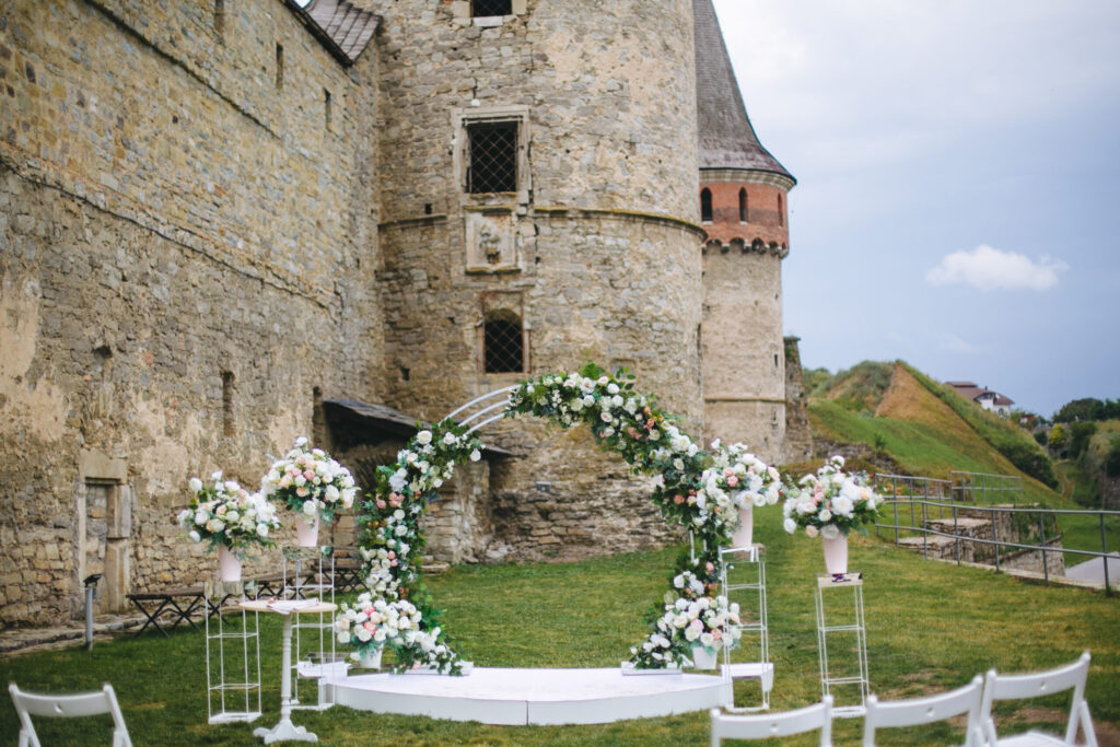 Hochzeit im Freien - Wiese einer Burg, Outdoor-Hochzeit