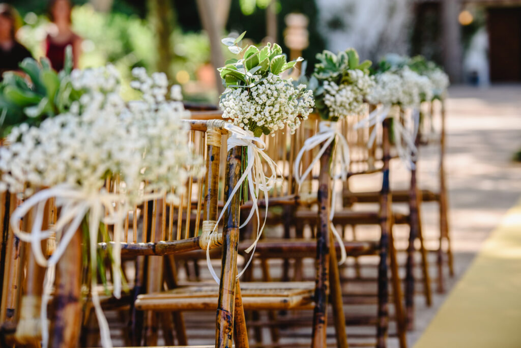 Stühle an der Trauung  mit Blumen - Dekokonzept passend zur gesamten Hochzeit