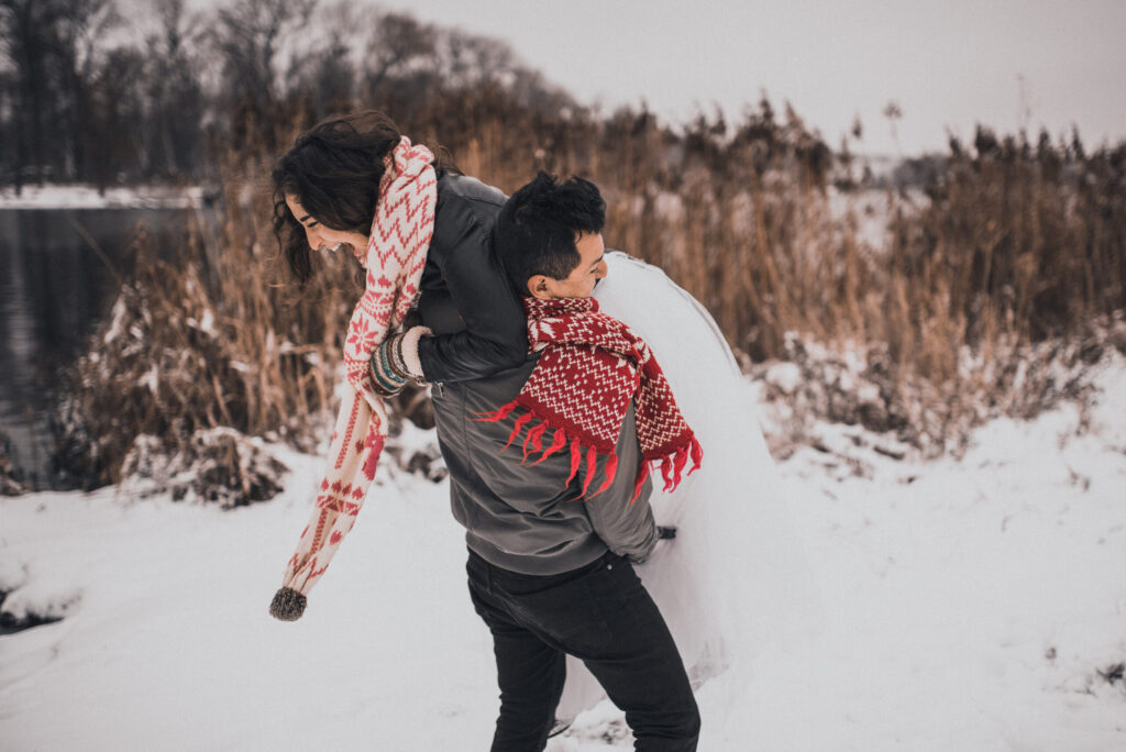 Hochzeit im Winter: So wird eure Winterhochzeit stilvoll und entspannt 11 Heiraten im Schnee - Winterhochzeit entspannt feiern