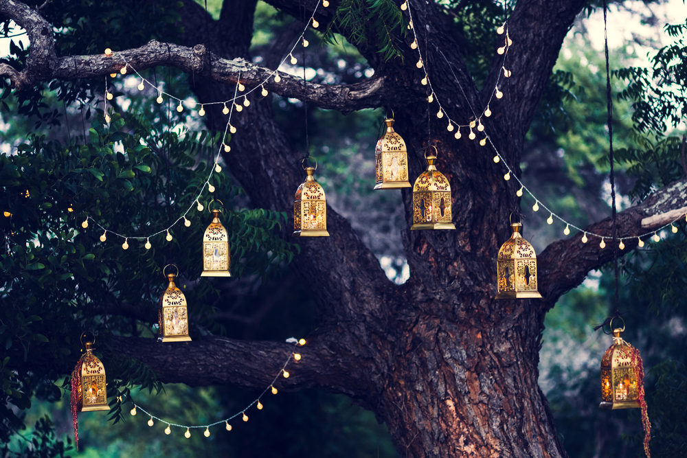 Lichterketten für richtige Atmosphäre einer Hochzeit in Freien