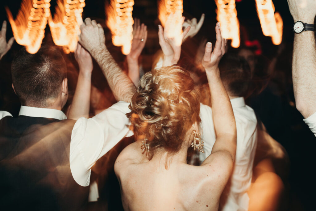 Gäste unterhalten am Hochzeitstag - Hochzeitsplanung richtig gemacht
