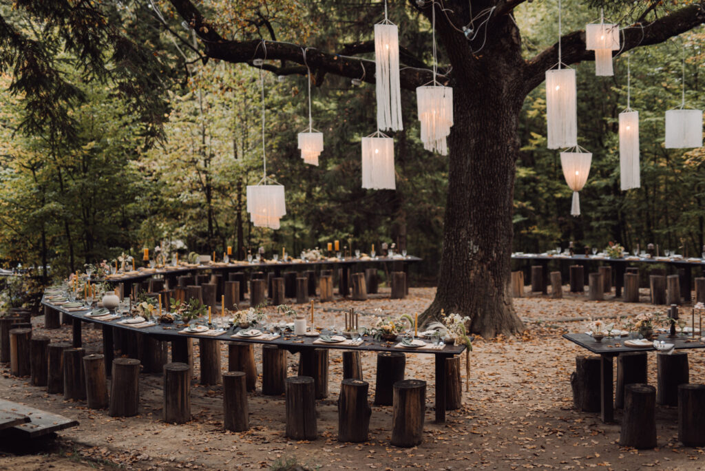 unter freiem Himmel feiern - Outdoor-Hochzeit im Wald, passende Hochzeitslocation