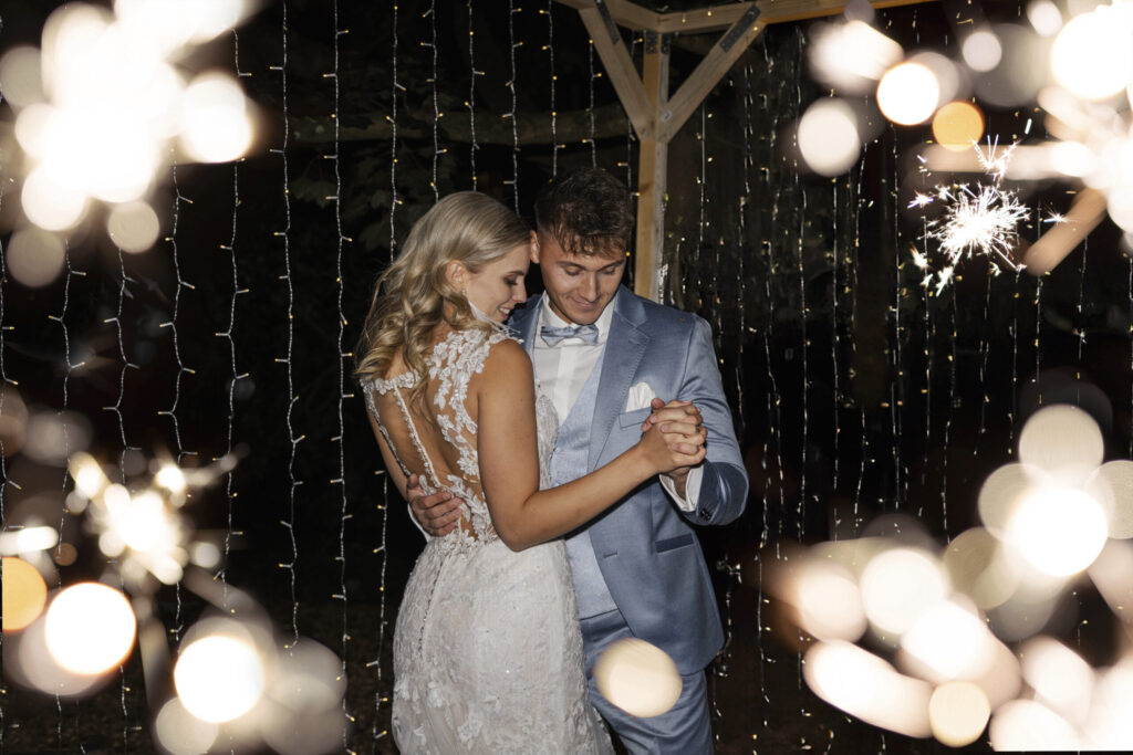 Hochzeitswochenende statt Eintagesfeier: Vorteile, Ideen & Tipps 16 Glückliches Hochzeitspaar - entspannt heiraten unter Lichterketten