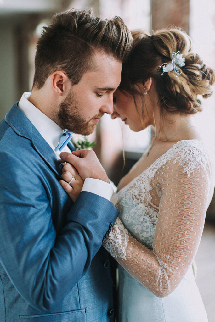 Hochzeitswochenende statt Eintagesfeier: Vorteile, Ideen & Tipps 15 Glückliches Hochzeitspaar - entspannt heiraten an einem Hochzeitswochenende