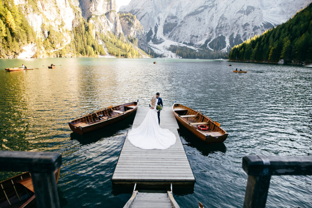 Heiraten in den Bergen: Tipps für eure Berghochzeit in den Alpen 8 beautiful couple on a wonderful lake and mountains amazing view 1 - heiraten in den Bergen,Berghochzeit,Alpen,Alpenhochzeit