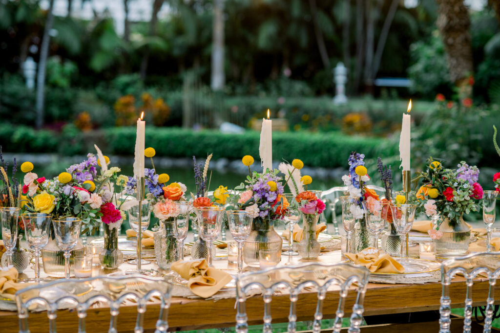 Hochzeitsdeko für Feier - Blumenkonzept passend zum Hochzeitsessen