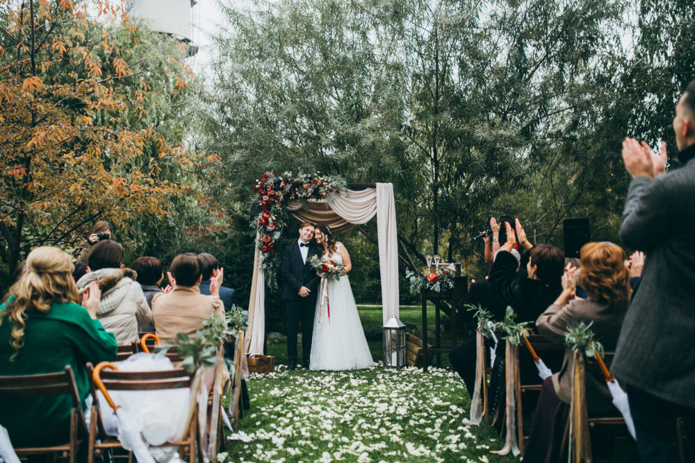 Hochzeit im Herbst: Tipps für Planung, Location und Dekoration 1 Hochzeit im Herbst feiern - Hochzeitsplanung Herbsthochzeit in der Natur