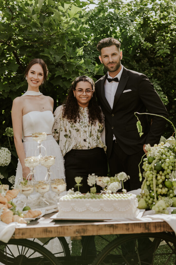 Exklusive Hochzeiten in Bayern – Warum Ästhetik hier eine Herausforderung ist 1 Emma mit Brautpaar auf Toskana-Style Hochzeit.