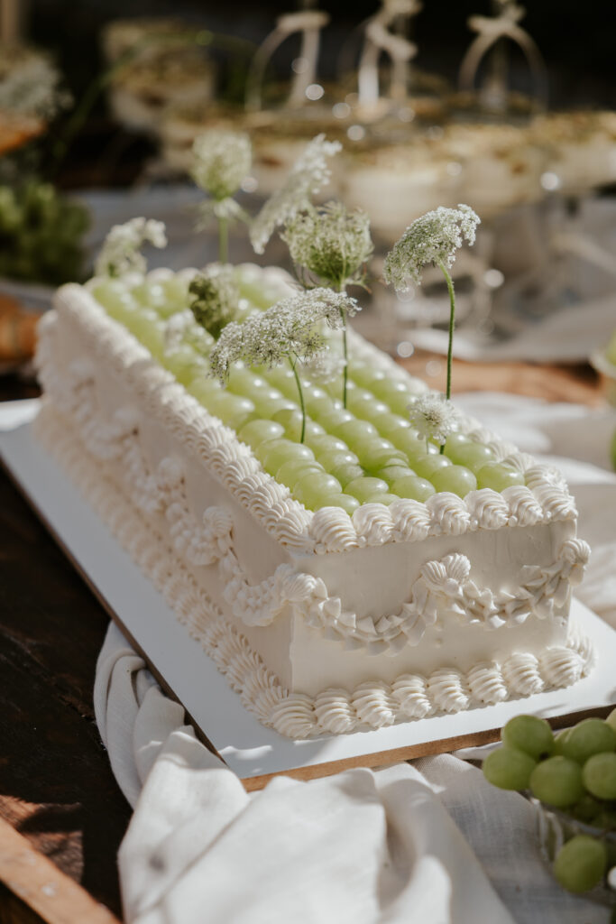 Exklusive Hochzeiten in Bayern – Warum Ästhetik hier eine Herausforderung ist 12 Torte bei einer Hochzeit in Bayern.