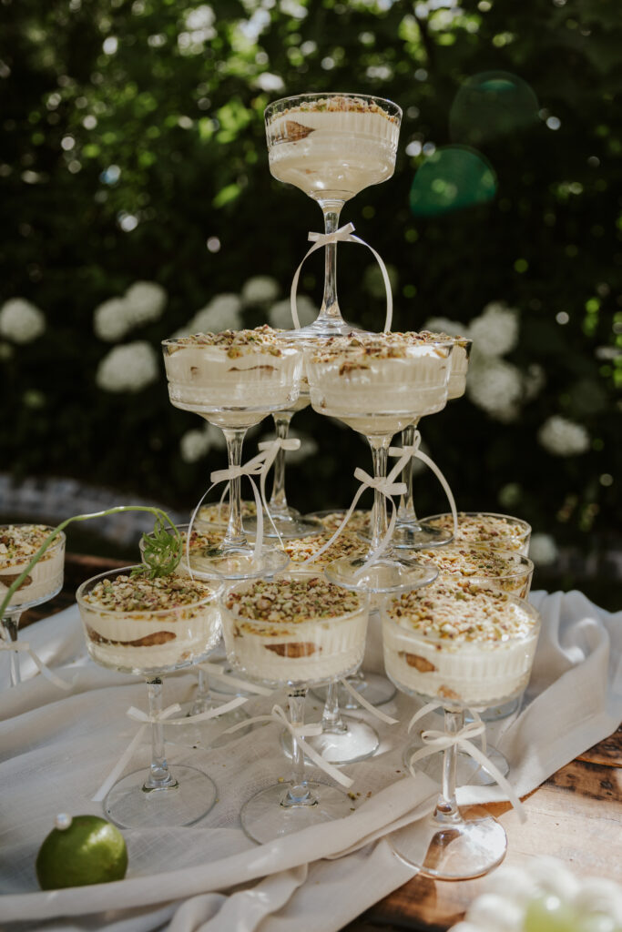 Exklusive Hochzeiten in Bayern – Warum Ästhetik hier eine Herausforderung ist 2 Champagner Tower auf Toskana Style Hochzeit.