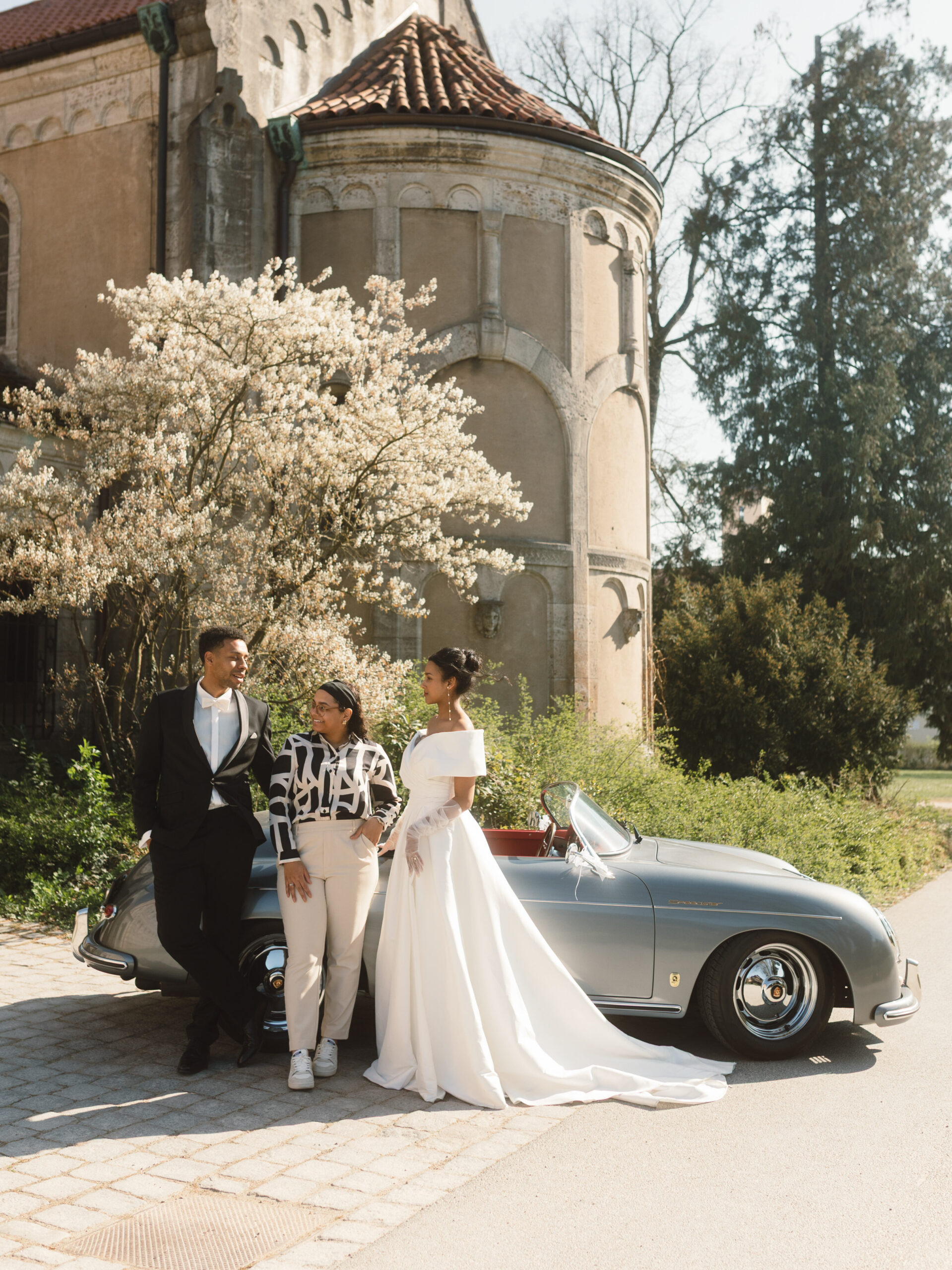 Exklusive Hochzeiten in Bayern – Warum Ästhetik hier eine Herausforderung ist 9 Emma mit Brautpaar bei einer Old Money Hochzeit in Bayern.