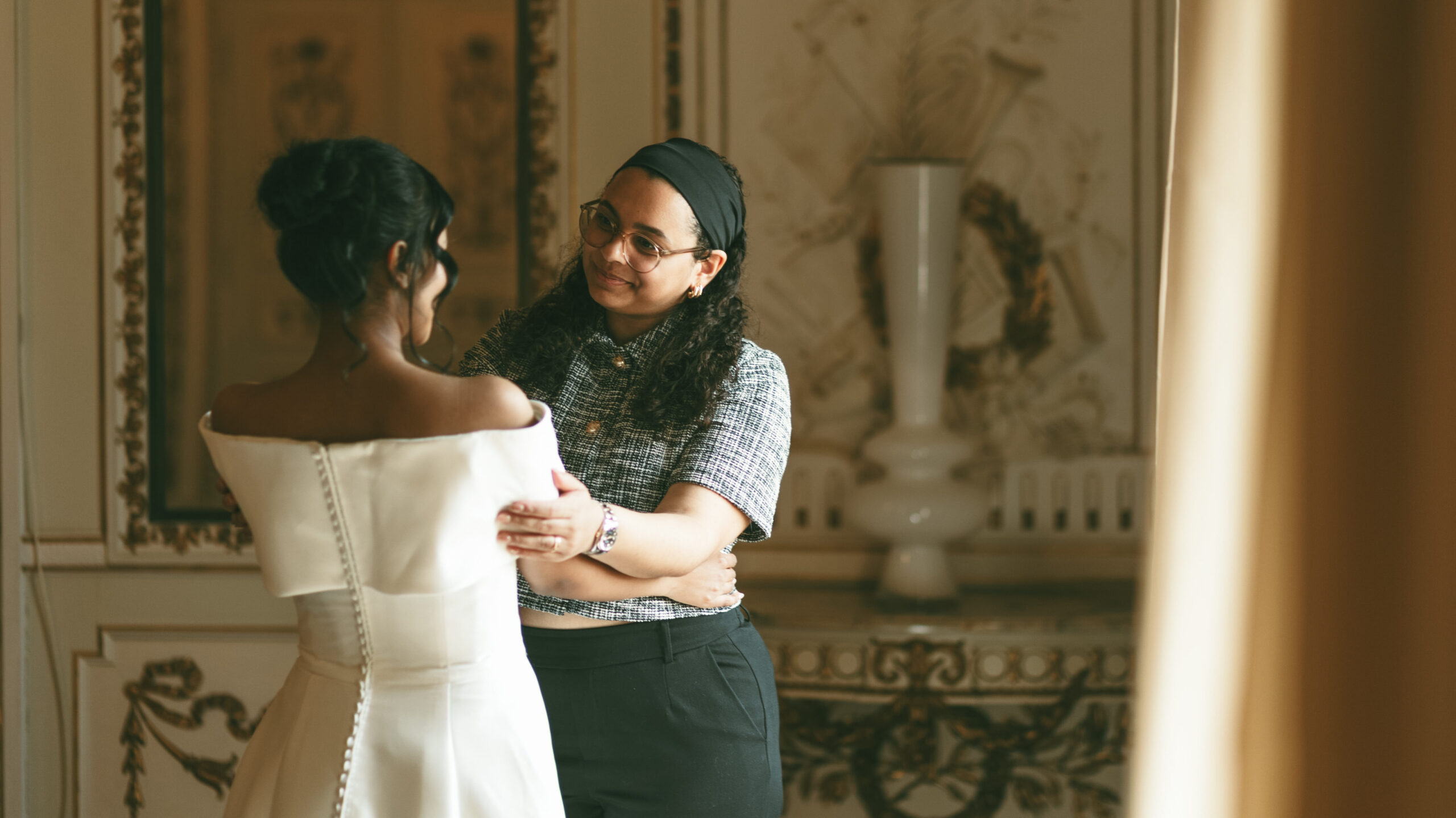Exklusive Hochzeiten in Bayern – Warum Ästhetik hier eine Herausforderung ist 4 Emma mit Braut bei einer Old Money Hochzeit.