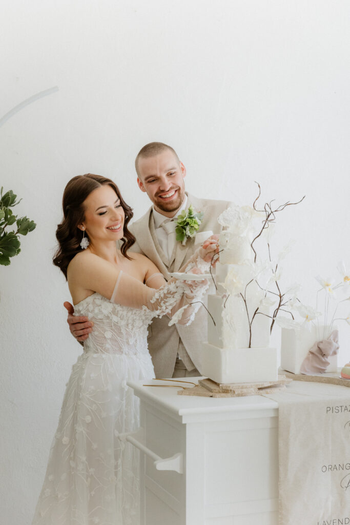 Exklusive Hochzeiten in Bayern – Warum Ästhetik hier eine Herausforderung ist 5 Brautpaar bei einer Hochzeit in Bayern im mediterran Stil.