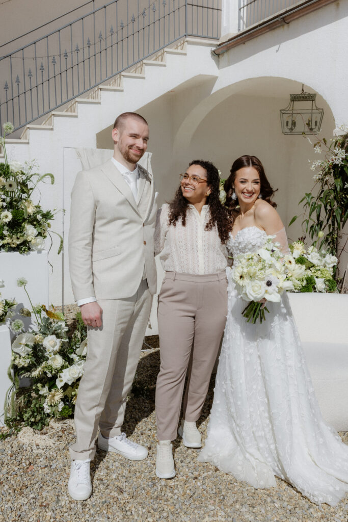 Hochzeitsplanerin Emma von Emma Weddings mit einem Brautpaar bei einer Hochzeit im Stil der Toskana.