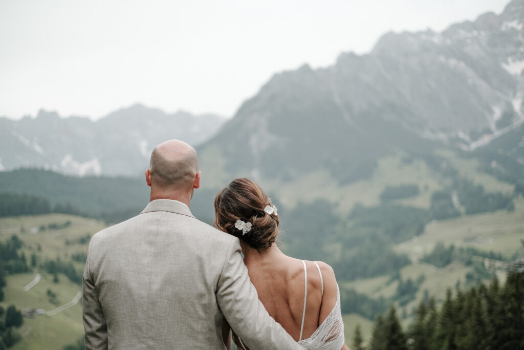 Heiraten in den Bergen. Die Berge als Kulisse für das Fotoshooting.