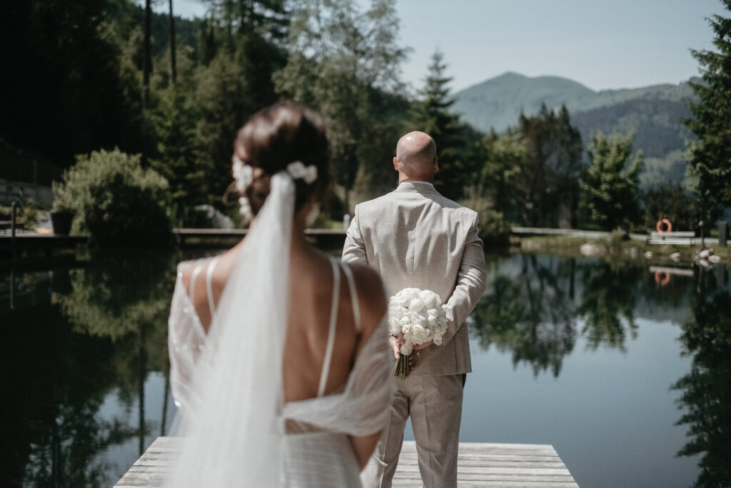 First Look bei einer Hochzeit in den Bergen.