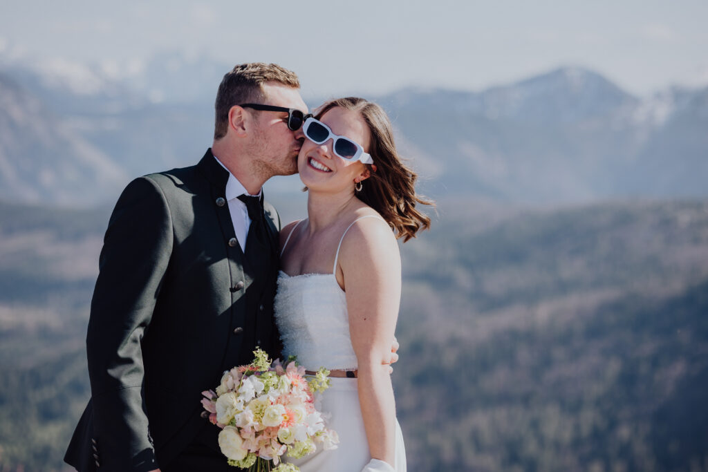 Brautpaar vor Berg-Panorama