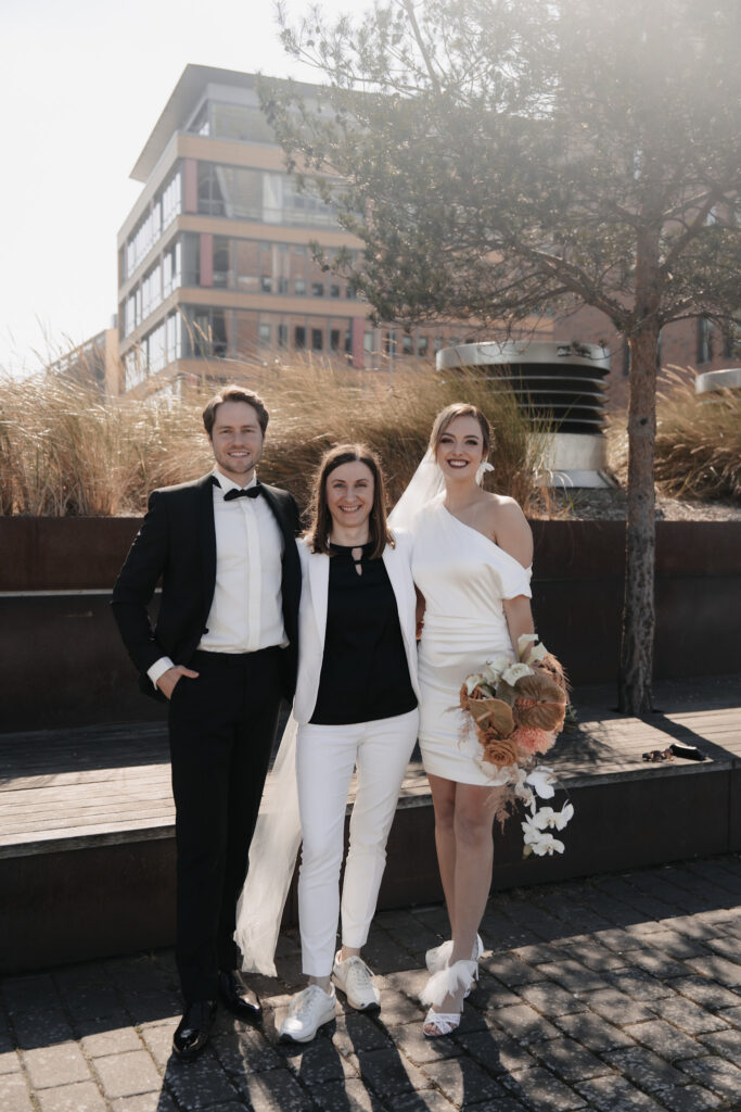 Mandy Knebusch: Wie diese Hochzeitsplanerin die Hochzeitsbranche an der Ostsee aufrüttelte! 8 Mandy Knebusch mit Hochzeitspaar in Rügen zur Hochzeitsplanung