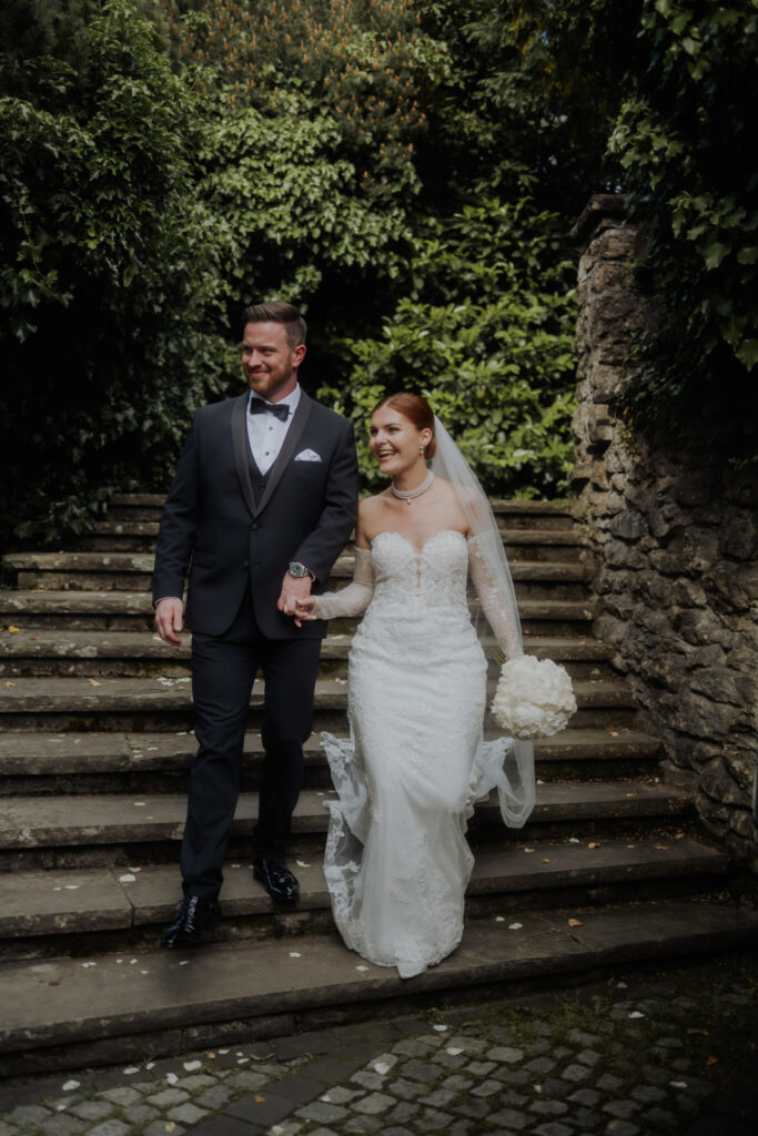 Heiraten am Bodensee: Interview mit Hochzeitsplanerin Denise Wolf 3 Brautpaar läuft eine Treppe herunter