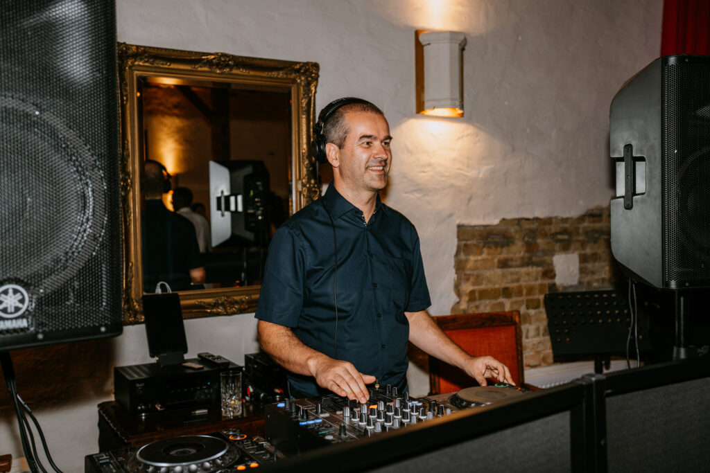 Hochzeits-DJ am Mischpult