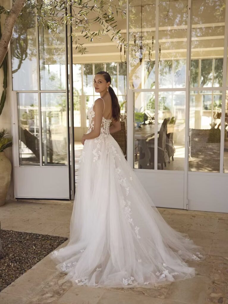 Modeca Brautkleider: Was die Marke laut Ivory & Blush aus Aalen so besonders macht 9 Brautmode Galaxy von Modeca