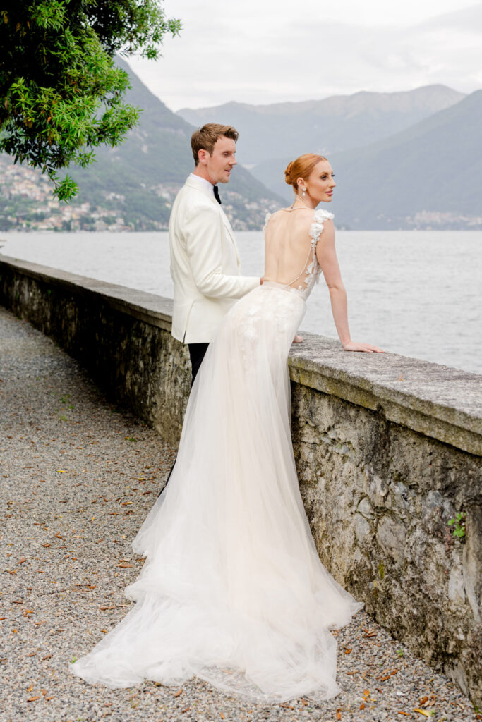 Lake Como Brautpaar vor dem See