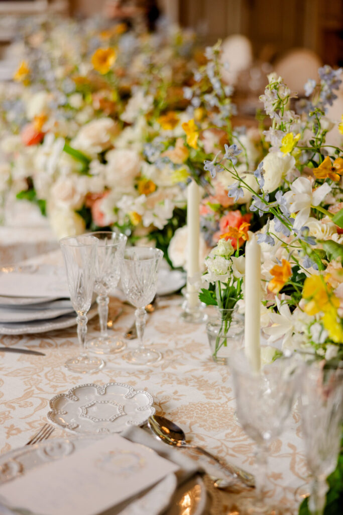 Geschirr und Floristik einer Hochzeit